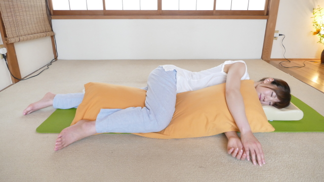 腰痛の寝方と抱き枕