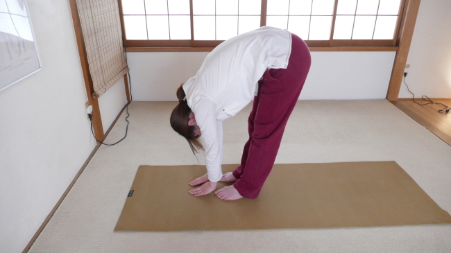 立って行う後面の太ももストレッチ